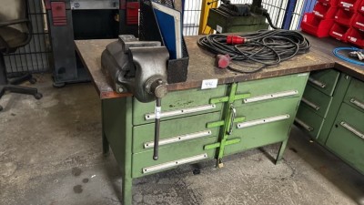 1 Werkbank mit Schraubstock